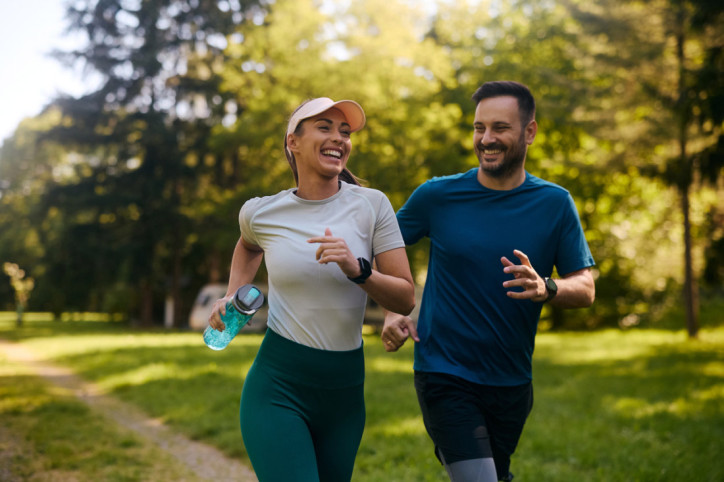Ein Pärchen hat Spaß beim Joggen