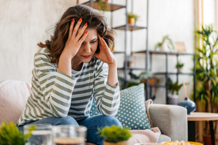 Eine Frau leidet unter Schwindel