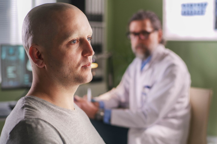 Ein Krebspatient sitzt beim Arzt. Sie besprechen eine Antihormontherapie.
