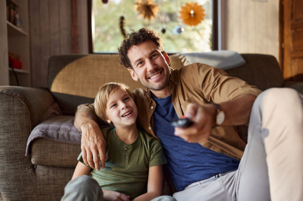 Vater und Sohn, die zu Hause fernsehen