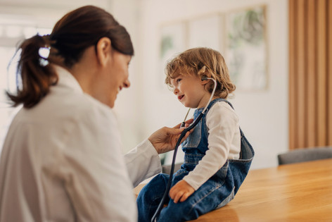 Ärztin führt bei Kind Antibiotika-Schnelltest durch, um unnötige Antibiotikagabe zu vermeiden. - AOK Sachsen-Anhalt begleitet mit exklusiven Zusatzleistungen für Familien.