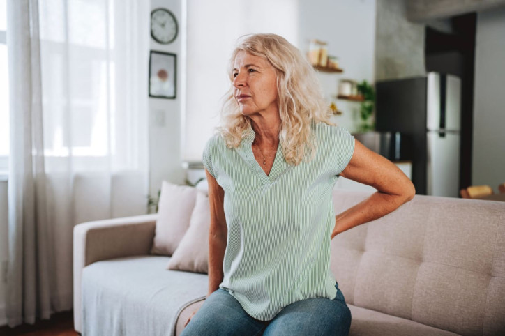 Ältere Frau hat Rückenschmerzen wegen Myositis.