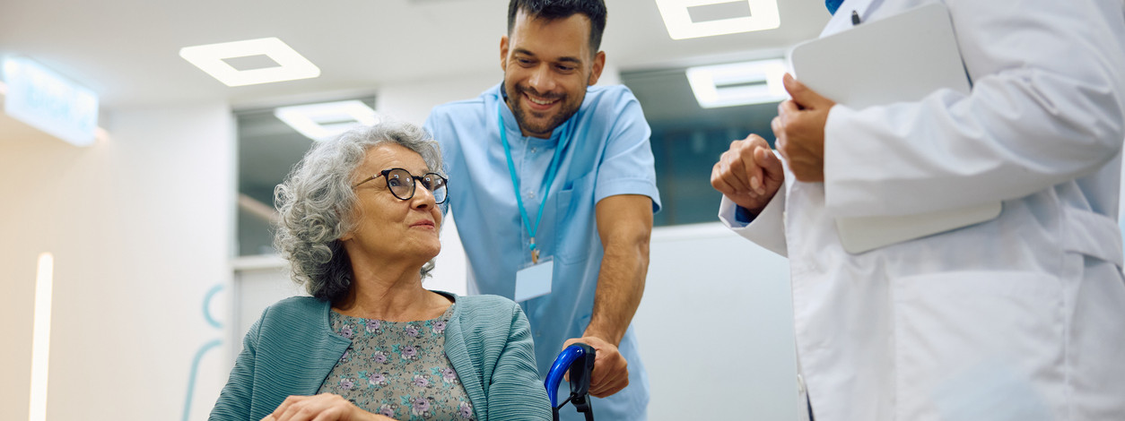 Patientin im Alterstraumazentrum wird freundlich betreut