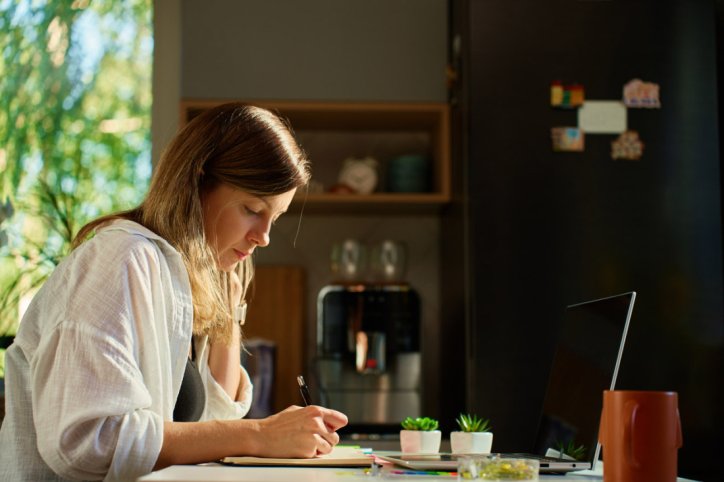 Eine Frau setzt beim Journaling auf geführte Fragen