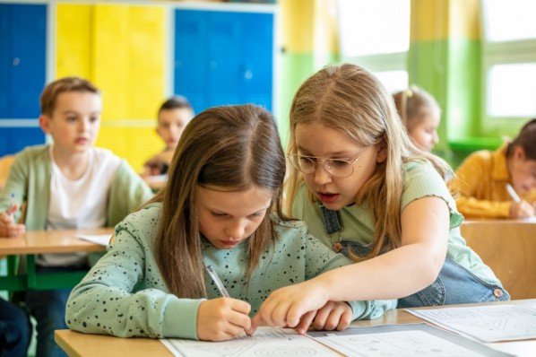 Schülerinnen lernen gemeinsam im Klassenzimmer