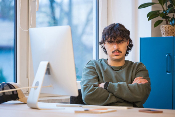 Ein junger Mann leidet aufgrund beruflicher Konflikte unter PTED