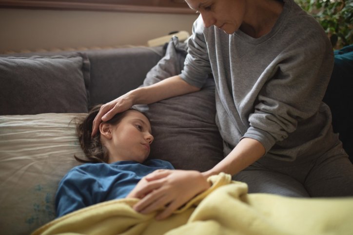 Eine Mutter kümmert sich um ihr Kind, dass an Mycoplasma pneumoniae leidet