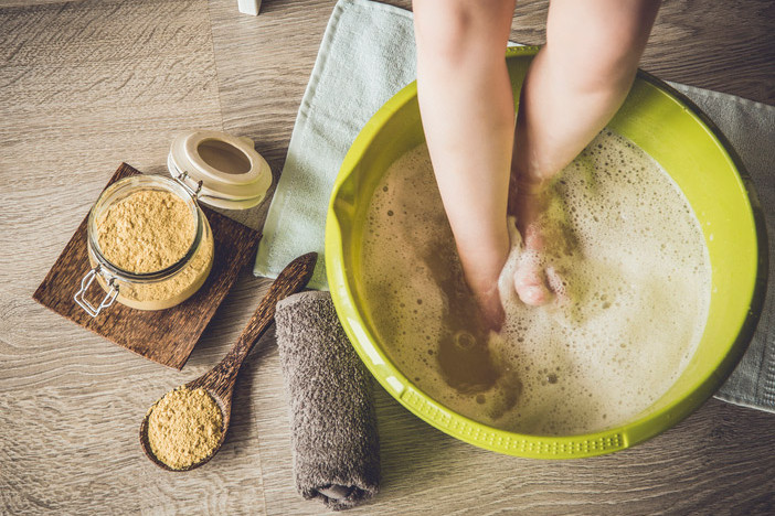 Ein pflegendes Fußbad gegen Schweißfüße