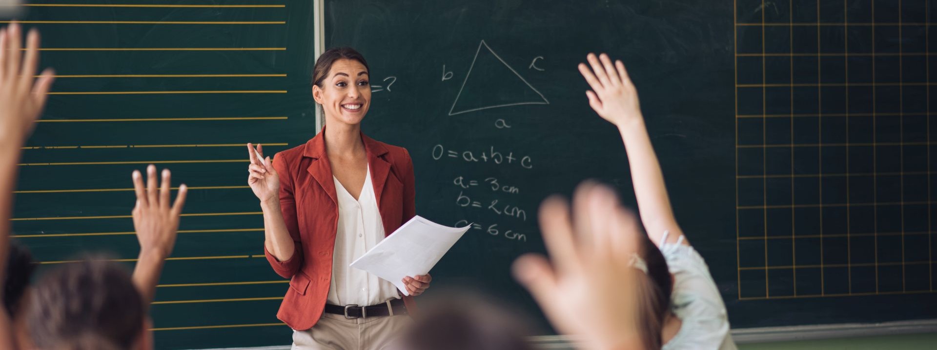 Eine Lehrerin steht vor einer Schulklasse