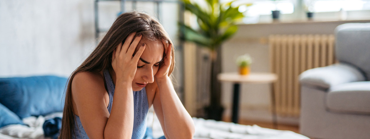 Eine junge Frau spürt Anspannung aufgrund des Tourette-Syndroms