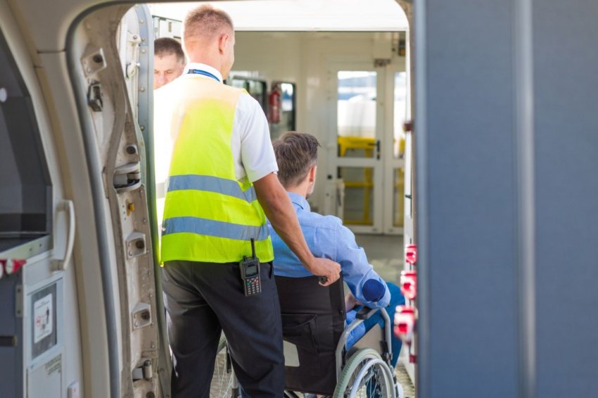 Krankentransport eines Mannes aus dem Flugzeug.