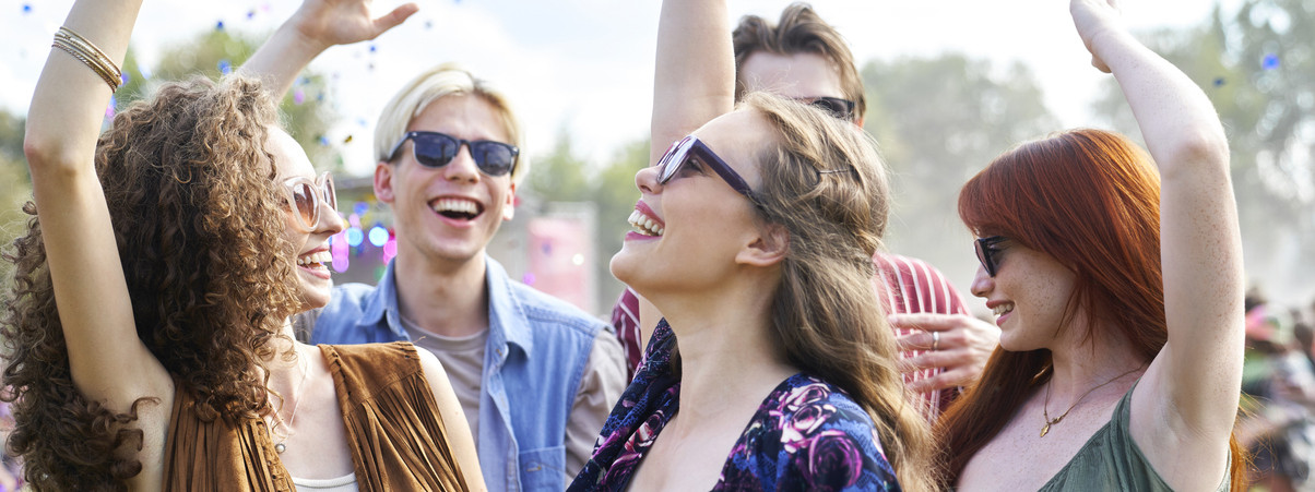 Junge Menschen feiern und tanzen auf dem Ole-Festival in Ferropolis. 