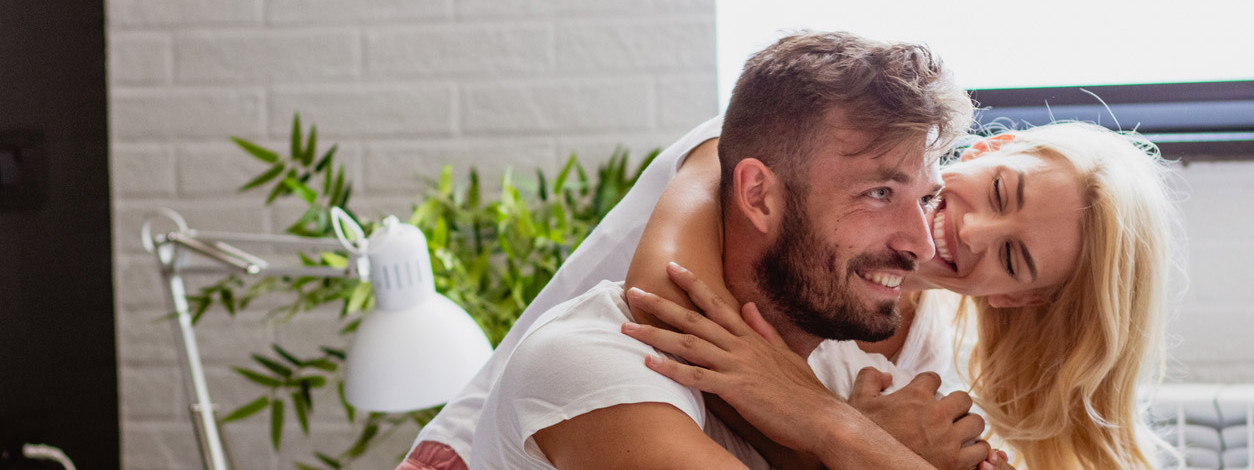 Eine Frau, die unter Sexsucht leidet, möchte Sex mit ihrem Partner haben