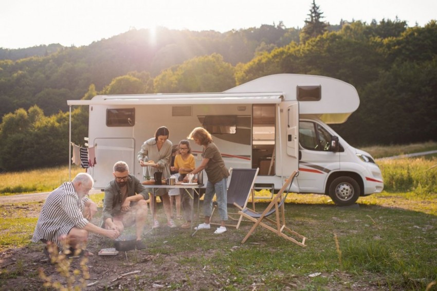 Familie im Campingurlaub beim Grillen. 