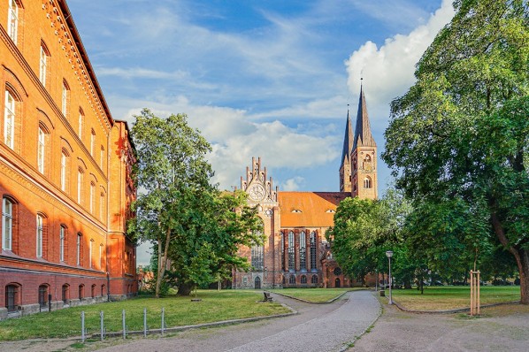 Eine Kirche in Stendal wird vom warmen Sonnenlicht angestrahlt