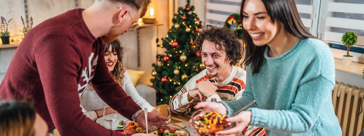 Eine Familie probiert gesunde Weihnachtsrezepte aus