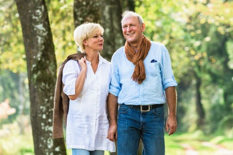 Mann und Frau gehen im Wald spazieren