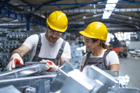 Zwei Personen arbeiten in einer Produktionsfirma und schauen sich neues Material an.