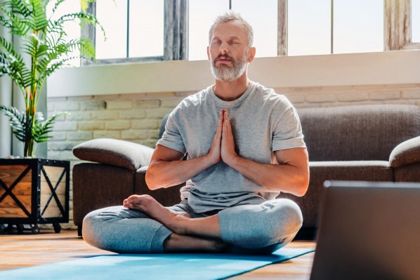 Mann beim Yoga