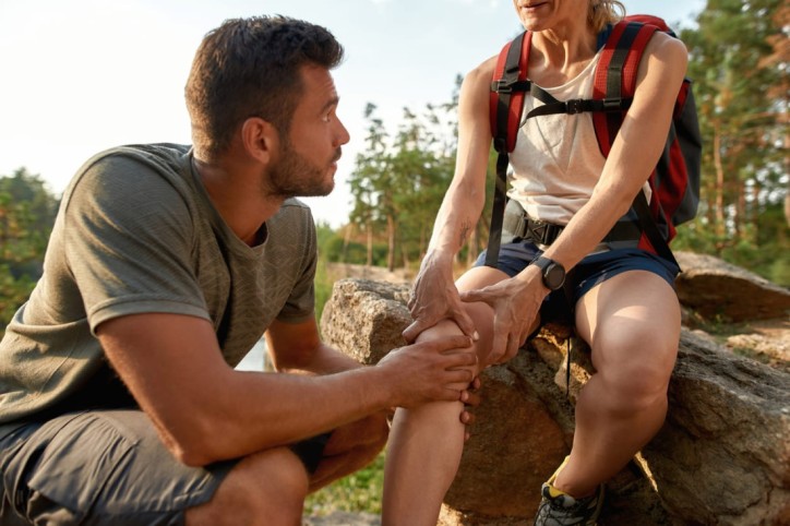 Eine Frau hat sich beim Backpacking verletzt