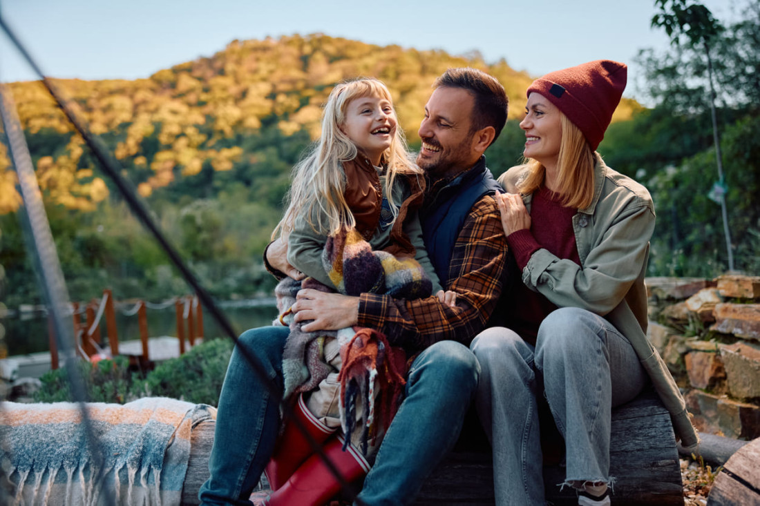 Eine Familie verbringt Freizeit draußen in der Natur