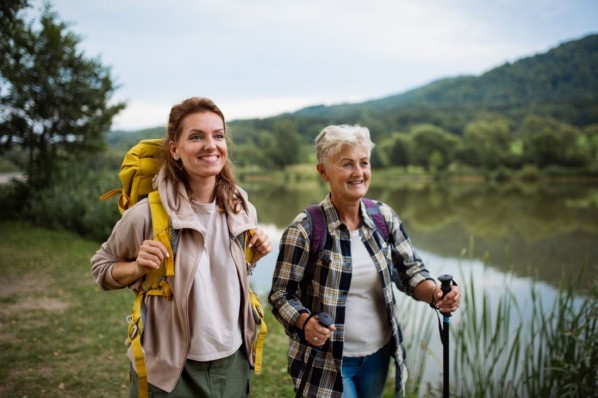 Mutter und Tochter beim Wandern in der Natur. 