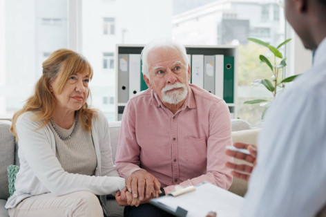 Ein ältere Ehepaar lässt sich von einem Experten der SAKG beraten