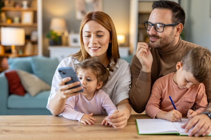 Eine Familie informiert sich über Unterstützungsangebote hinsichtlich Care-Arbeit