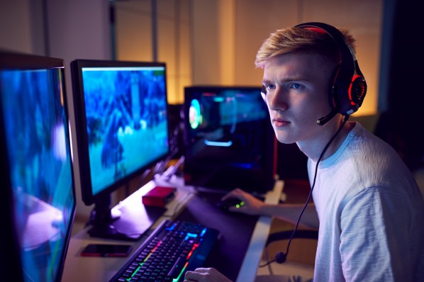 ein Jugendlicher spielt am Computer Online-Games