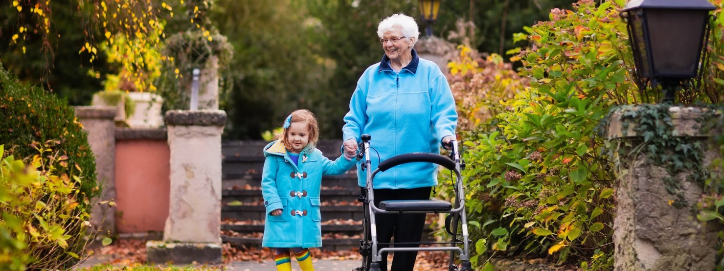 Seniorin geht mit ihrem Rollator spazieren