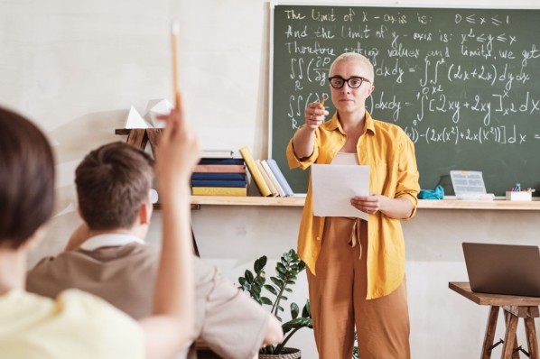 Eine Lehrerin steht vor einer Schulklasse
