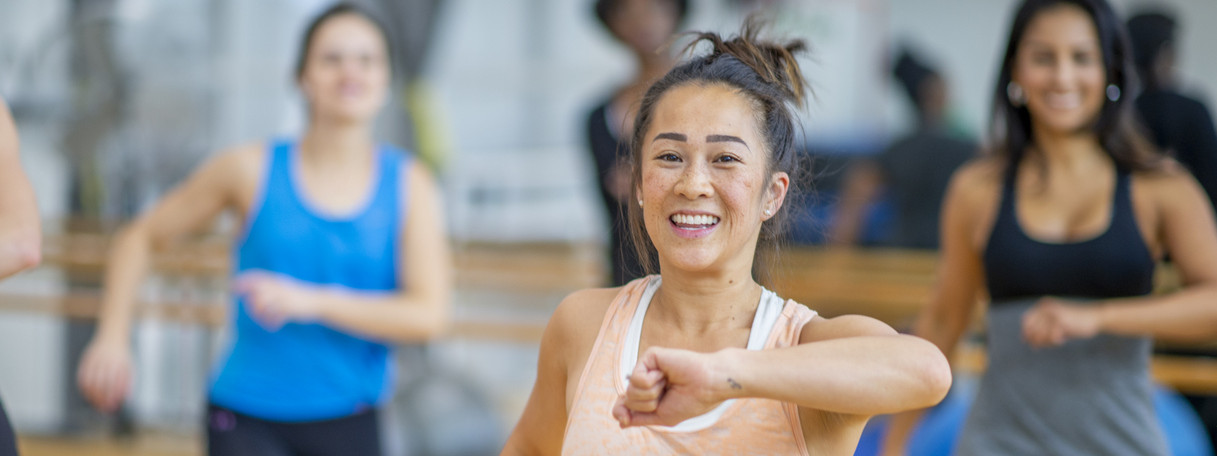 Frauen üben Zumba am Frauensportaktionstag in Bernburg aus.