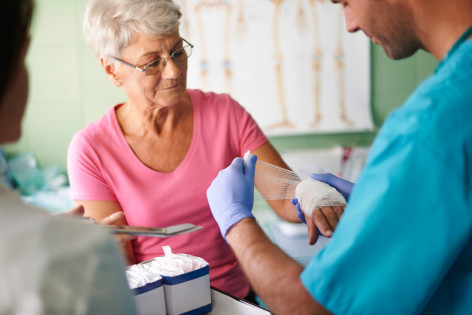 Chronische Wunde einer Seniorin am Arm wird versorgt