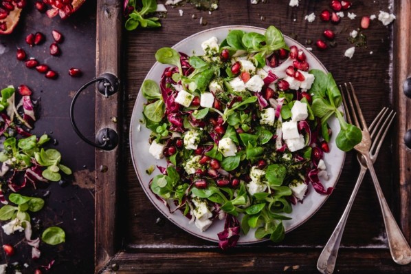 frischen Salat mit Granatapfelkernen, Feldsalat und Radicchio