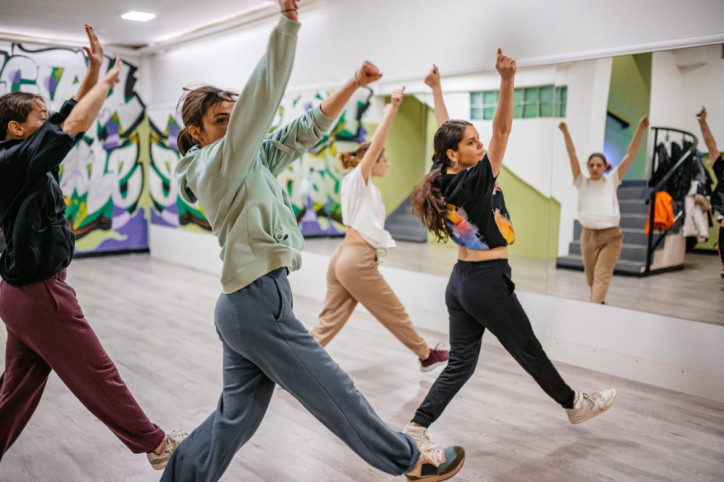 Schülerinnen nehmen am Tanzworkshop am Herzaktionstag in Burg teil