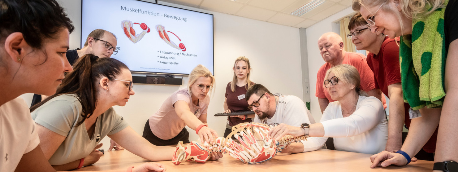 Im Rückenzentrum in Magdeburg untersucht ein Orthopäde einen Patienten am Rücken.