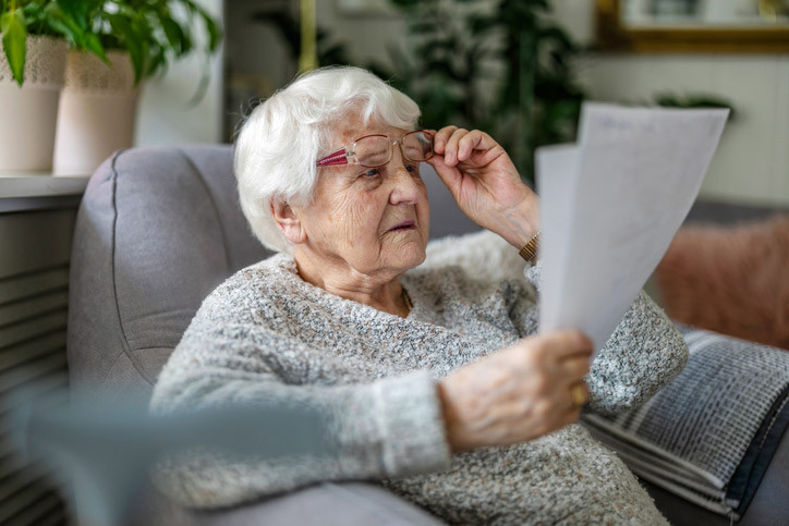 Eine Seniorin mit Grünem Star nutzt Hilfsmittel
