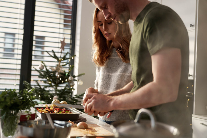 Ein Paar gerät wegen dem Weihnachtsessen in Weihnachtsstress