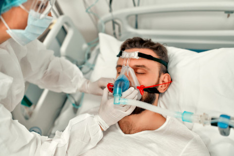 Patient wird in Notaufnahme beatmet