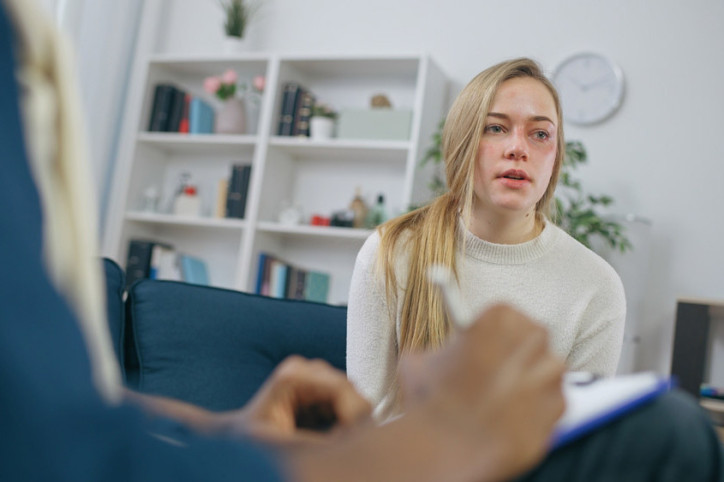 Eine Frau wendet sich nach einer sexualisierten Gewalttat an das Netzwerk Evidence