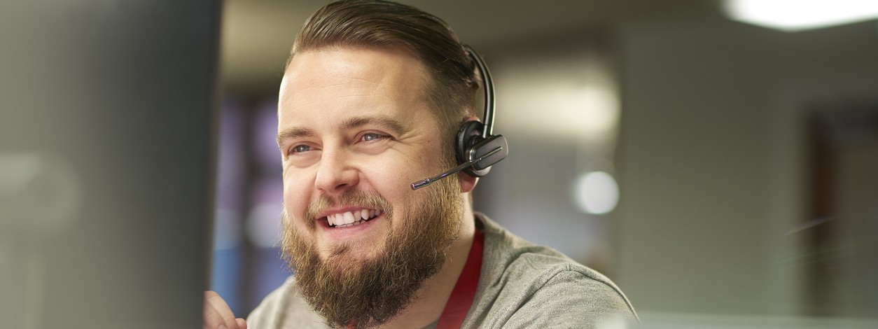 Ein Callcentermitarbeiter in einem Gespräch