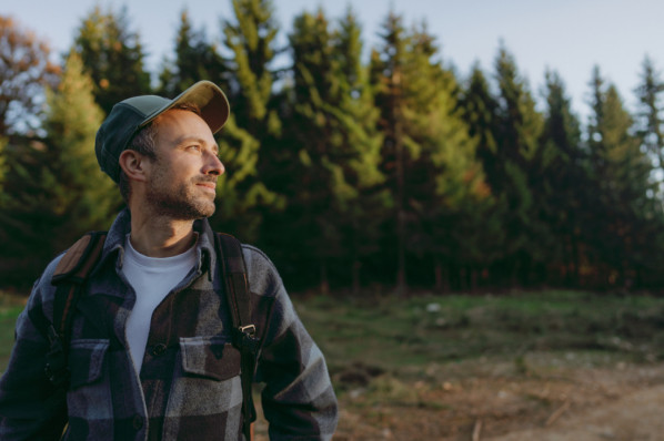 Porträt eines männlichen Wanderers im mittleren Erwachsenenalter