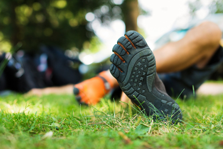 Eine Person trägt Barfußschuhe in der Natur.