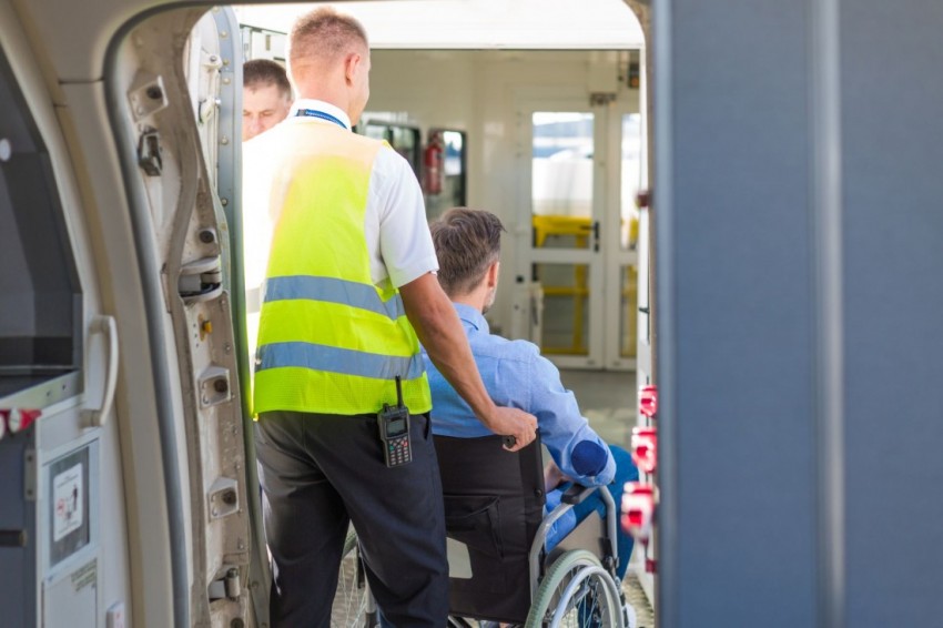 Krankentransport eines Mannes aus dem Flugzeug. 