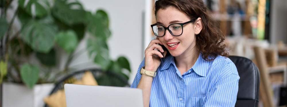 Kundin vereinbart telefonisch Termin im Kundencenter Halle-Süd