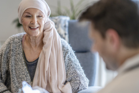 Eine Krebspatientin lässt sich von einem Arzt zur stereotaktischen Strahlentherapie beraten.