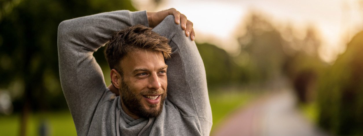 Ein Mann führt Cool Down-Übungen mit den Armen durch