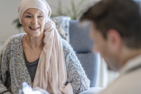 Eine Krebspatientin lässt sich von einem Arzt zur stereotaktischen Strahlentherapie beraten.
