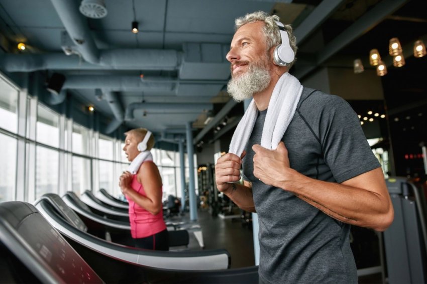 Älterer Mann beim Cardio-Training im Fitnesssstudio