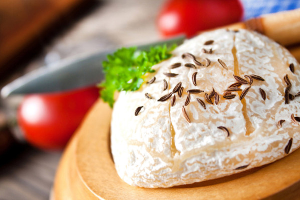 Ein Harzer Käse liegt auf einem Holzbrettchen